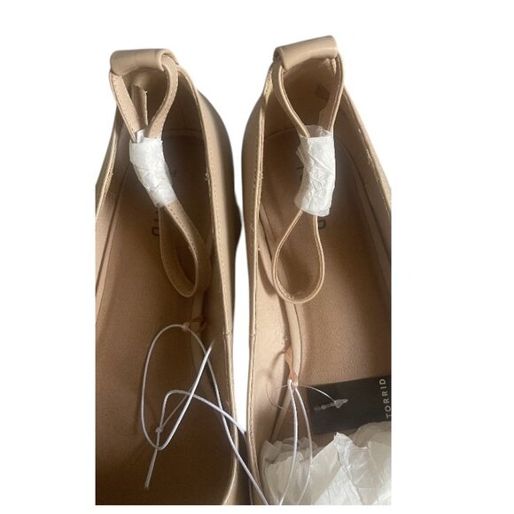 TORRID ROUND TOE BLOCK HEEL ANKLE STRAP PUMPS - Picture 2 of 4